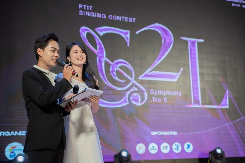 Hai MC dẫn chương trình Sing to Learn trên sân khấu ánh tím