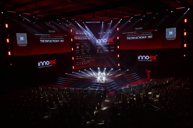 Sân khấu Innovation Stage dựng cho lễ khai mạc InnoEx 2026, hội trường trước giờ mở cửa