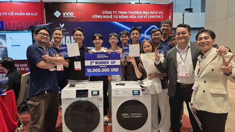 Đội VHITEK và hai đội thực tập sinh cầm bảng giải Qualcomm Future Makers tại gian hàng
