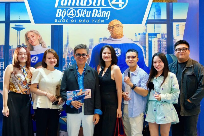 Vũ Hà Trang áo đen đứng giữa sáu người trước backdrop Bộ 4 Siêu Đẳng: Bước Đi Đầu Tiên