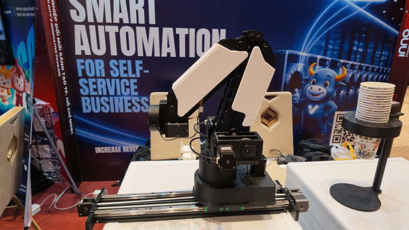Cánh tay robot pha đồ uống của VHITEK chạy trên ray trượt tại gian hàng