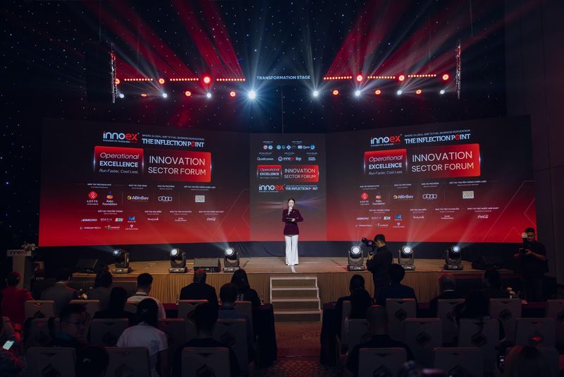Toàn cảnh sân khấu Innovation Sector Forum với khán giả phía dưới