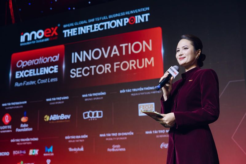 Vũ Hà Trang cầm micro dẫn chương trình trên sân khấu Innovation Sector Forum của InnoEx