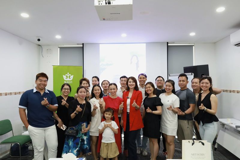 Ảnh tập thể học viên và Vũ Hà Trang cuối buổi workshop