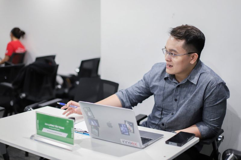 Bảng tên tại một bàn mentoring của Startup Wheel 2026, ghi bốn mảng nhận cố vấn