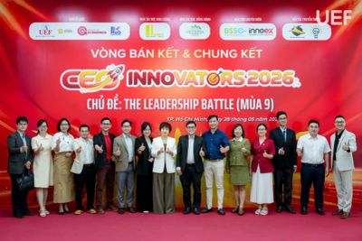 Ban tổ chức, giám khảo và mentor chụp ảnh trước backdrop vòng bán kết và chung kết CEO Innovators 2026 tại UEF