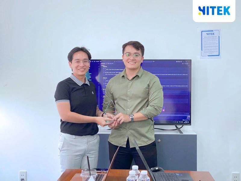 CEO Trần Anh Khôi trao kỷ niệm chương cho diễn giả Lương Tấn Trung tại văn phòng HITEK Group