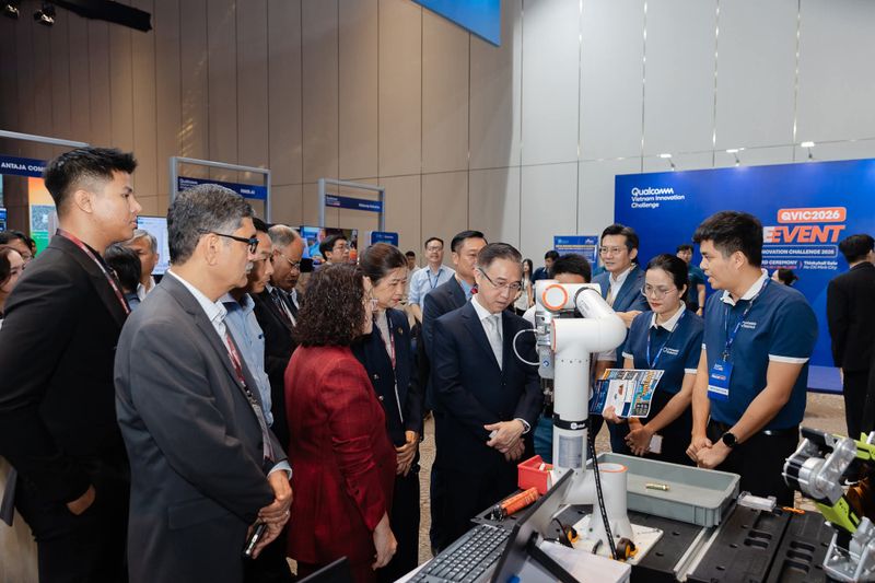 Đoàn quan khách nghe giới thiệu cánh tay robot tại gian Vietnam Robotics